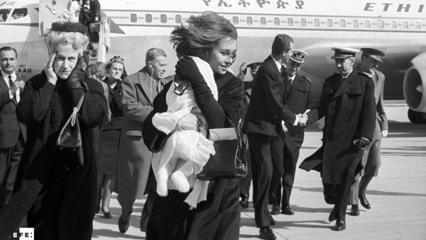 Fotografía inédita,de la agencia EFE en la que se ve a la entonces Princesa Doña Sofía con su hija la Infanta Elena en brazos, a su llegada al aeropuerto de Barajas procedente de Atenas en marzo de 1964, tras el fallecimiento del su padre, el Rey Pablo de Grecia.