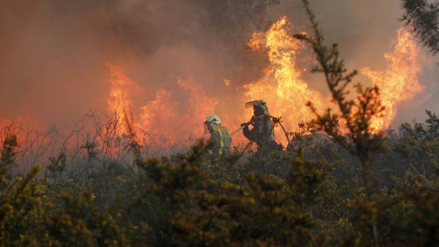 Efectivos antiincendios trabajando en la extinción del fuego de Rianxo