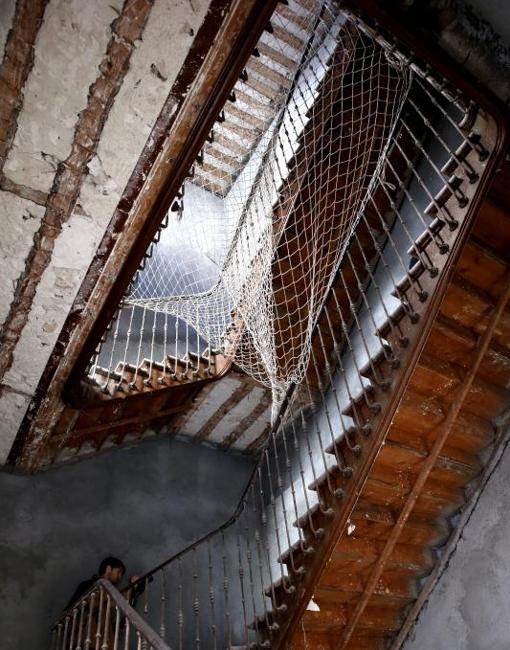 La escalera de madera original se ha restaurado y las vigas se protegido con prótesis de resina tipo «beta» y productos para evitar la carcoma