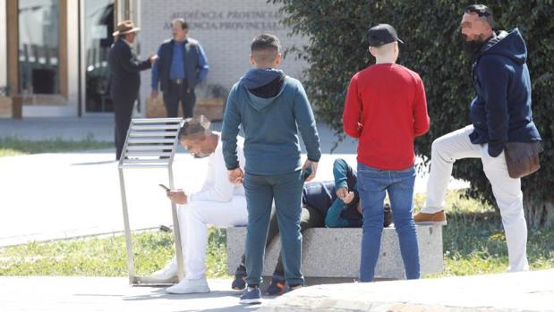 Menores delante de la Audiencia de Castellón, este viernes bajo vigilancia de la Policía Nacional