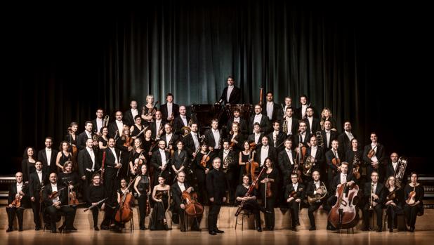Foto de familia de la OBC con el director Kazushi Ono