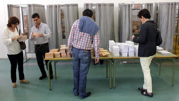 Imagen de archivo de electores en los anteriores comicios a las Cortes de 2015