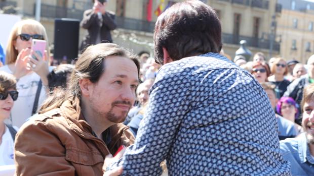 El secretario general, Pablo Iglesias, saluda a una simpatizante de la formación durante un mitin en Pamplona, hace una semana