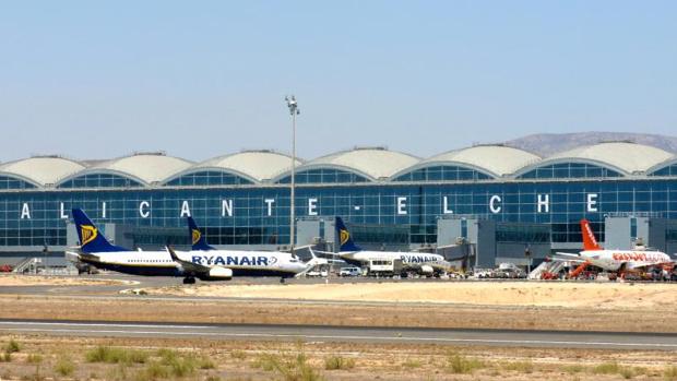 El aeropuerto de Alicante-Elche, donde han sido desalojados los jugadores de fútbol borrachos