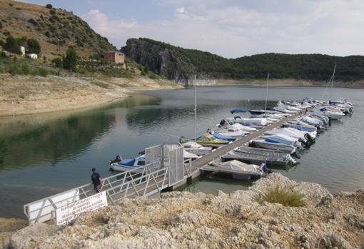 Embarcadero de la empresa náutica Crisve Turismo, en el embalse de Entrepeñas