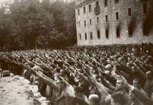 Prisioneros formados hacen el saludo fascista en San Pedro de Cardeña