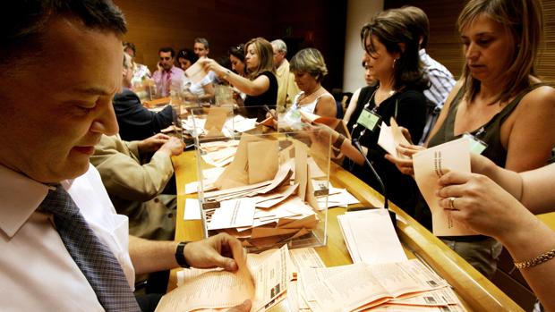 Imagen de archivo del recuento de votos por correo