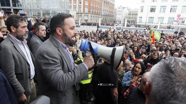 Abascal se dirige a los asistentes al mitin que no pudieron acceder al recinto