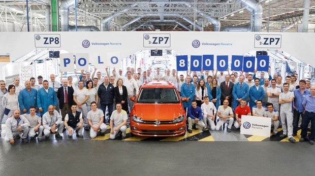 Trabajadores de las distintas áreas de Volkswagen Navarra junto al Polo 8 millones
