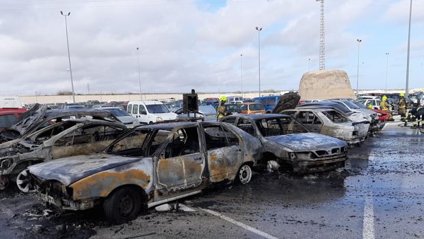 Los vehículos calcinados en el depósito de la Policía Local de Alicante