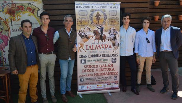 Los novilleros Abrahán Reina, Tomás Rufo y Aarón han asistido a la presentación de los carteles