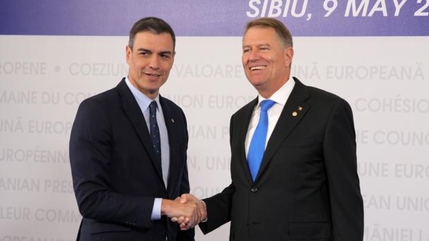 El presidente del Gobierno, Pedro Sánchez, junto al presidente de Rumanía, Klaus Iohannis