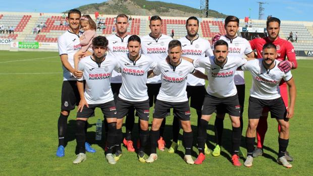 Los jugadores blanquinegros posan antes del partido ante el Castellón