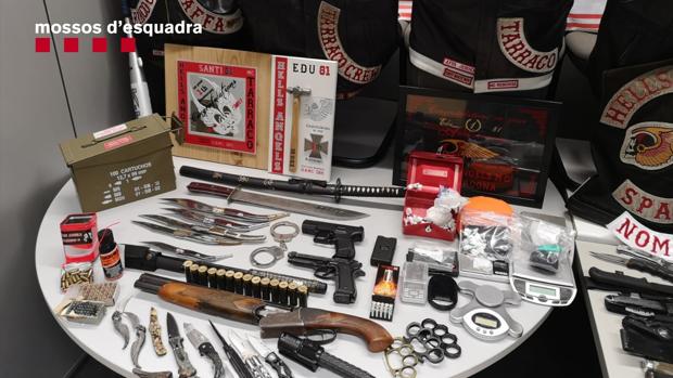 Armas que los Mossos incautaron al capítulo de los Ángeles del Infierno de Tarragona el pasado febrero