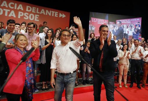 El candidato alicantino junto a Pedro Sánchez, el pasado sábado