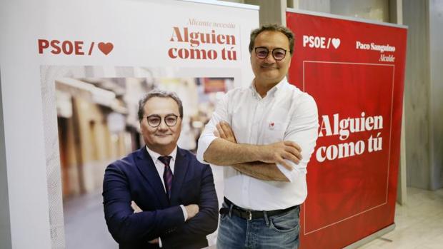 Paco Sanguino, junto a su cartel electoral en estas municipales