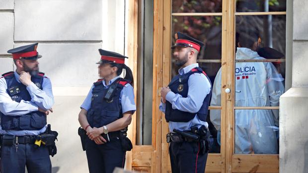 Los investigadores de los Mossos d'Esquadra en el bar donde ha aparecido el cadáver