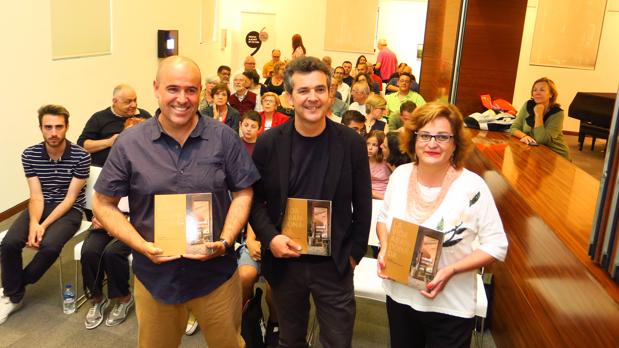 Ángel García Català, Joan Borja i Sanz y Lliris Picó i Carbonell, con ejemplares del libro «La vida abandonada»