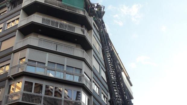 Efectivos de Bomberos del SPEIS de Alicante acceden por la escalera a la vivienda donde han encontrado el cadáver del anciano