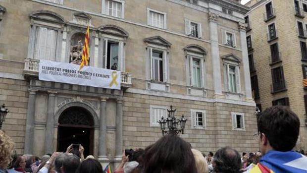 Hasta dos requerimientos hizo la JEC a Torra para obligarle a retirar los lazos y esteladas de los edificios públicos