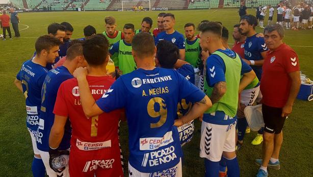 Los jugadores del «Socu» antes de empezar la prórroga