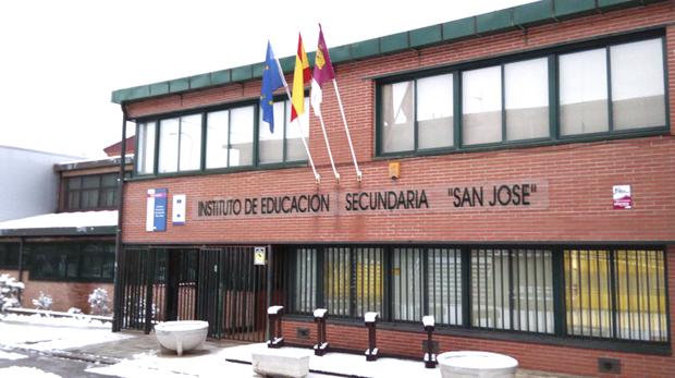 Imagen del acceso al IES San José, en Cuenca