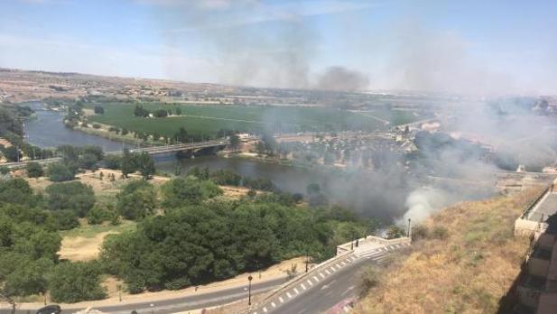 Panorámica del río Tajo desde el Casco Histórico de Toledo, con el humo al fondo