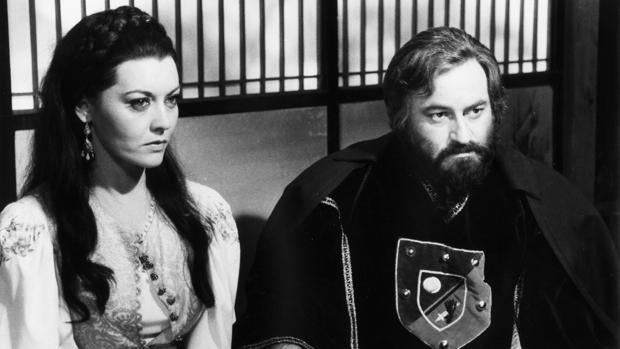 Paul Naschy junto a Beatriz Escudero, en la película «La bestia y la espada mágica»
