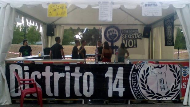 La caseta del grupo de extrema izquierda Distrito 14, durante las fiestas de 2016