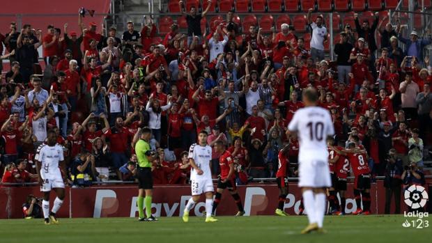 La afición bermellona celebra el primer tanto de Leo Suárez