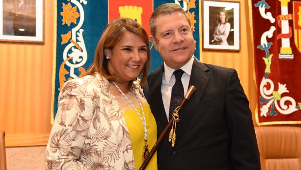 Agustina García Élez junto a Emiliano García-Page tras tomar posesión como alcaldesa de Talavera