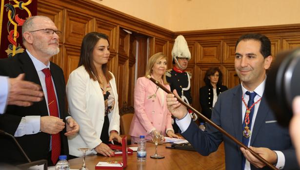 MaríoSimón recibe el bastón de mando como nuevo alcalde de Palencia