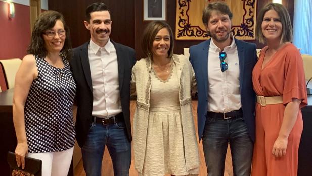 Charo Navas (en el centro), del PSOE, nueva alcaldesa de Olías del Rey con la ayuda de Ciudadanos