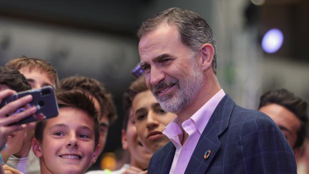 El Rey, junto a varios niños inaugurando en La Nave de Madrid el festival de innovación #Imperdible_04