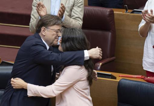 Puig recibiendo la felicitación de Oltra en les Corts Valencianes en su toma de posesión