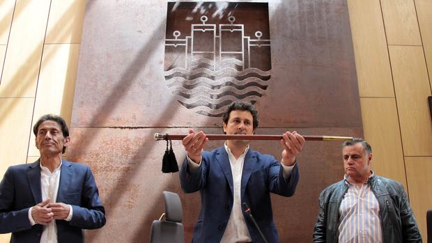 Manuel García (PP) con el bastón de mando de Villaquilambre, en León
