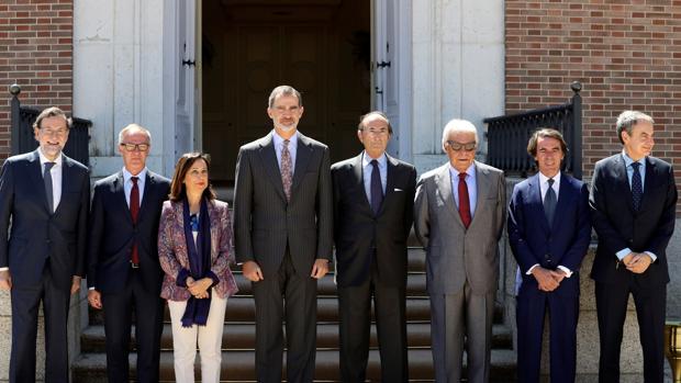 El Rey con Rajoy, Guirao, Robles, Lamo de Espinosa, González, Aznar y Rodríguez Zapatero, ayer en el Palacio de la Quinta de El Pardo