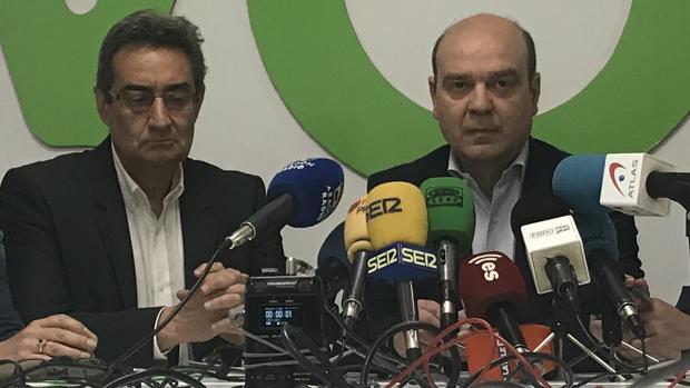 El líder autonómico de Vox, Santiago Morón (derecha), junto al portavoz municipal en Zaragoza, Julio Calvo