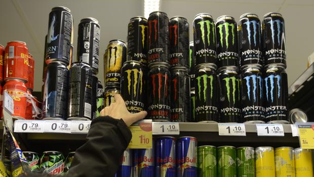 Bebidas azucaradas en la estanería de un supermercado