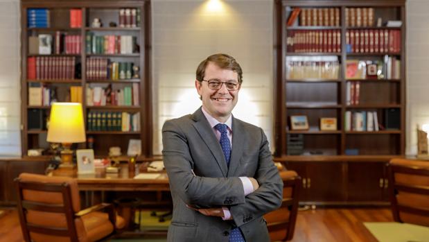 Alfonso Fernández Mañueco, en su despacho de la Junta
