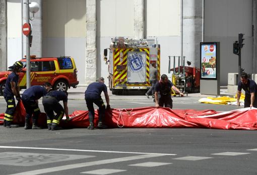 Bomberos recogiendo los colchones