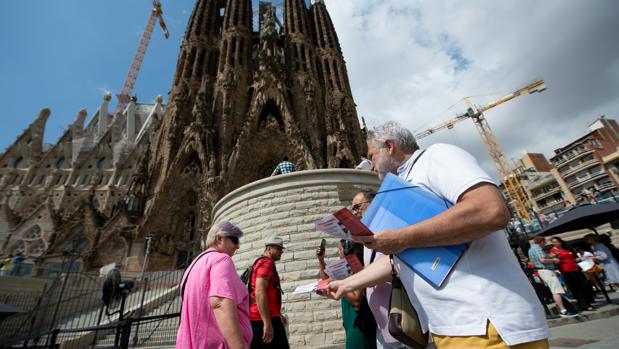 Integrantes de la asociación reparten folletos informativos entre los turistas.