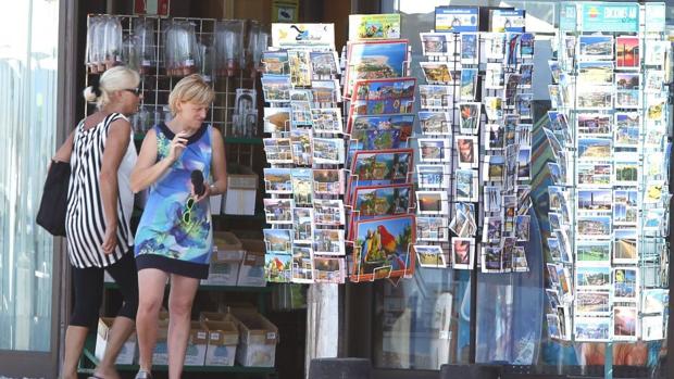 Imagen de una tienda de «souvenirs» en Barcelona
