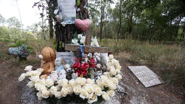 Flores, peluches y muchos mensajes en la cuneta donde apareció Asunta
