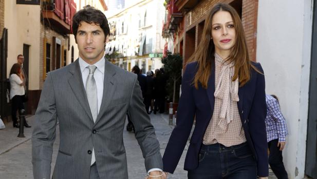 Rivera y su mujer, Eva González por las calles de Sevilla
