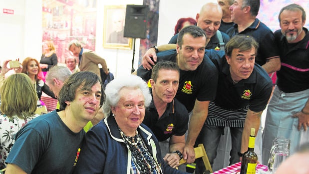 Doña Pilar con algunos bomberos que sirvieron el almuerzo