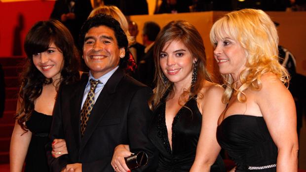 Diego Maradona junto a su exmujer Claudia Villafane y sus hijas Dalma Nerea y Giannina Dinorah