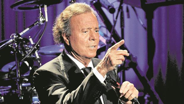 Julio Iglesias en un concierto en Valencia (2012)