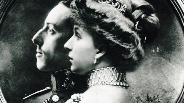 Foto conmemorativa de la boda de Alfonso XIII y Victoria Eugenia de Battenberg