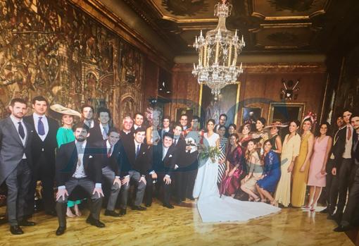 Los novios posan junto a sus testigos en uno de los salones del Palacio de Liria